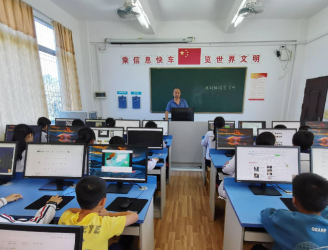 筑牢教育公正保障线学校将教育资助作为